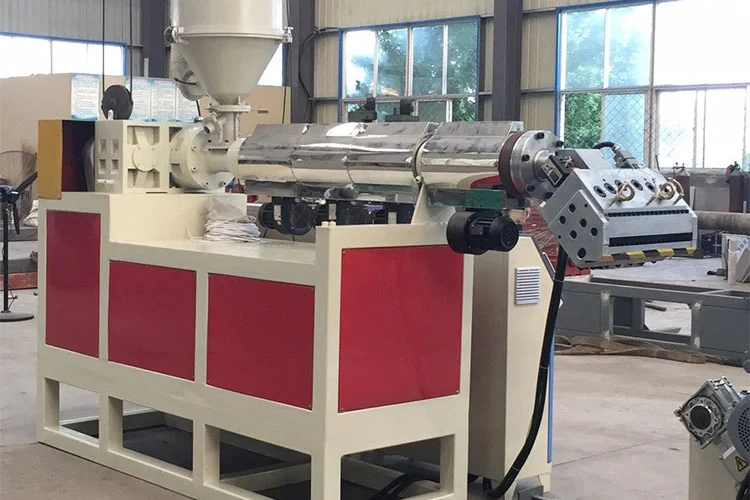 Où peut être appliqué spécifiquement la machine à extrudeuse en feuille?