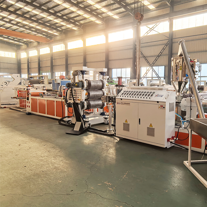 Machine d'extrusion de feuilles PS.Chargement