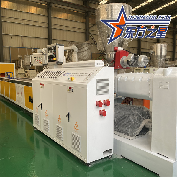 À propos de l'équipement de panneaux composites bois-plastique PVC