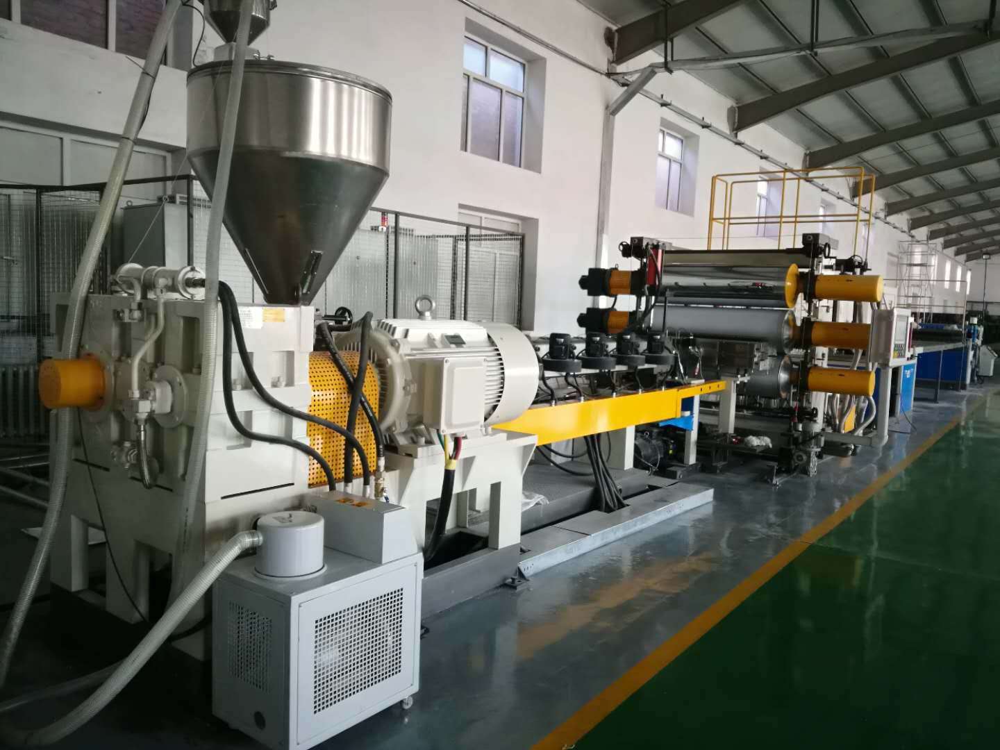 Ligne d'extrusion de géocellules HDPE avec poinçonnage et soudage