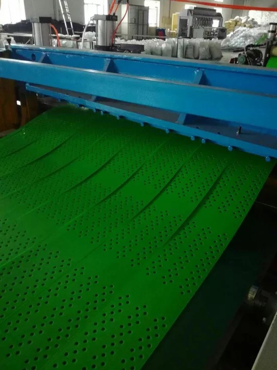 Ligne d'extrusion monovis pour la production de géocellules HDPE